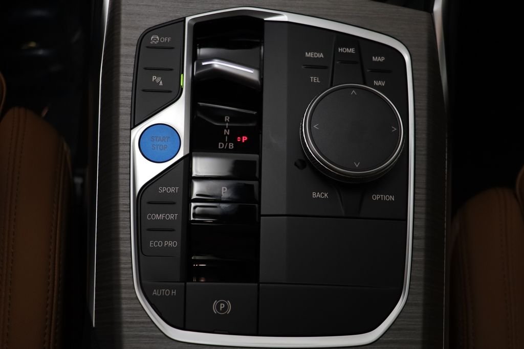New 2026 Mineral White Metallic BMW xDrive40 image 13