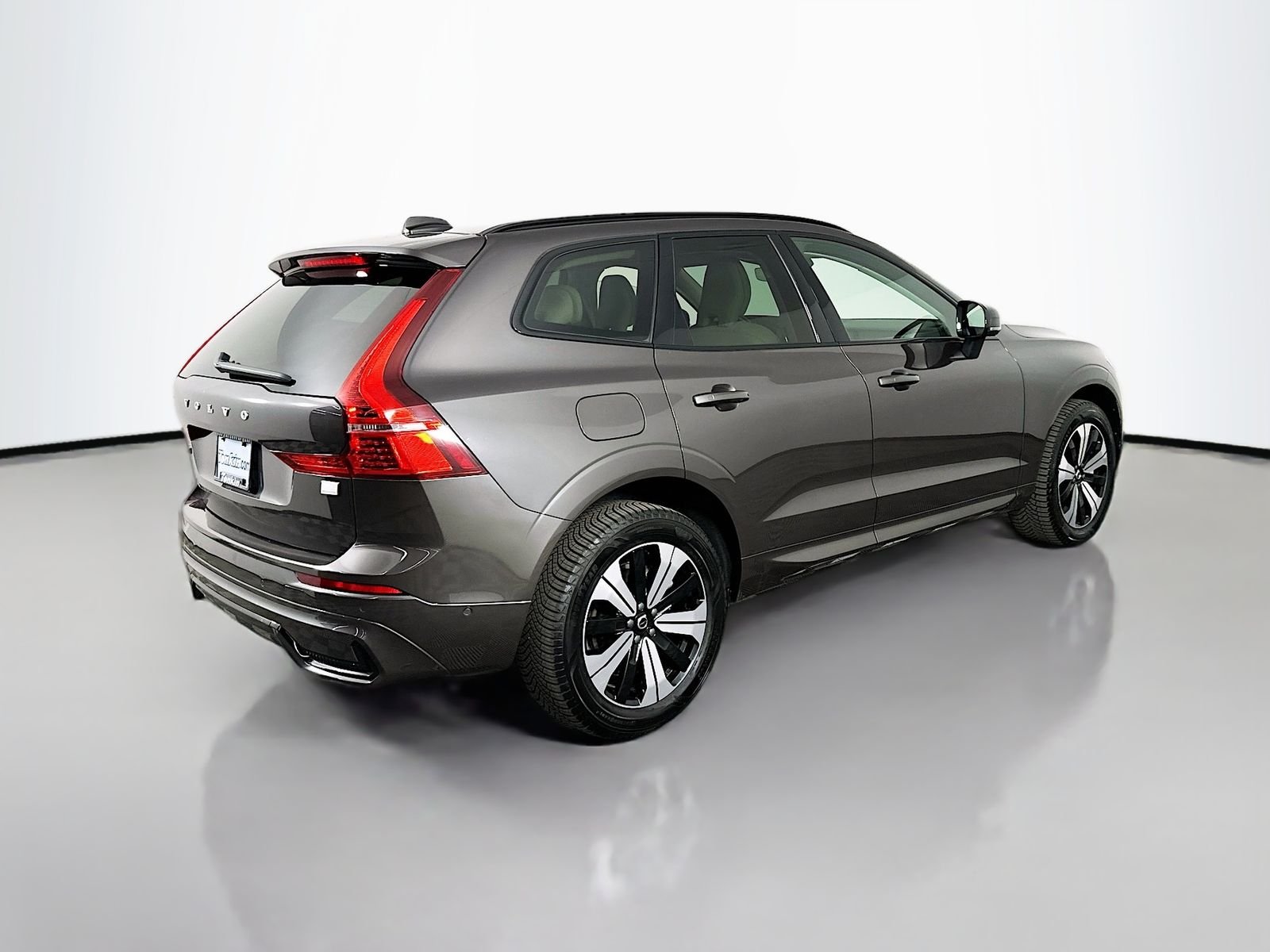 Used 2023  Volvo T8 Plus Dark Theme image 7