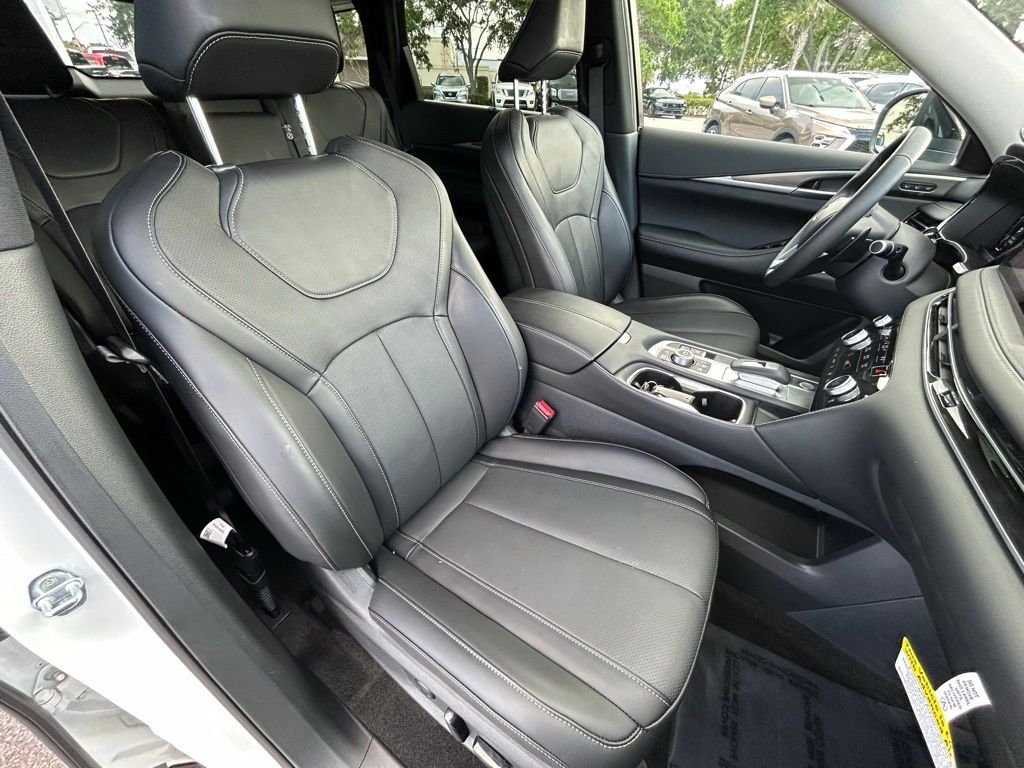 Used 2025 White INFINITI LUXE image 51