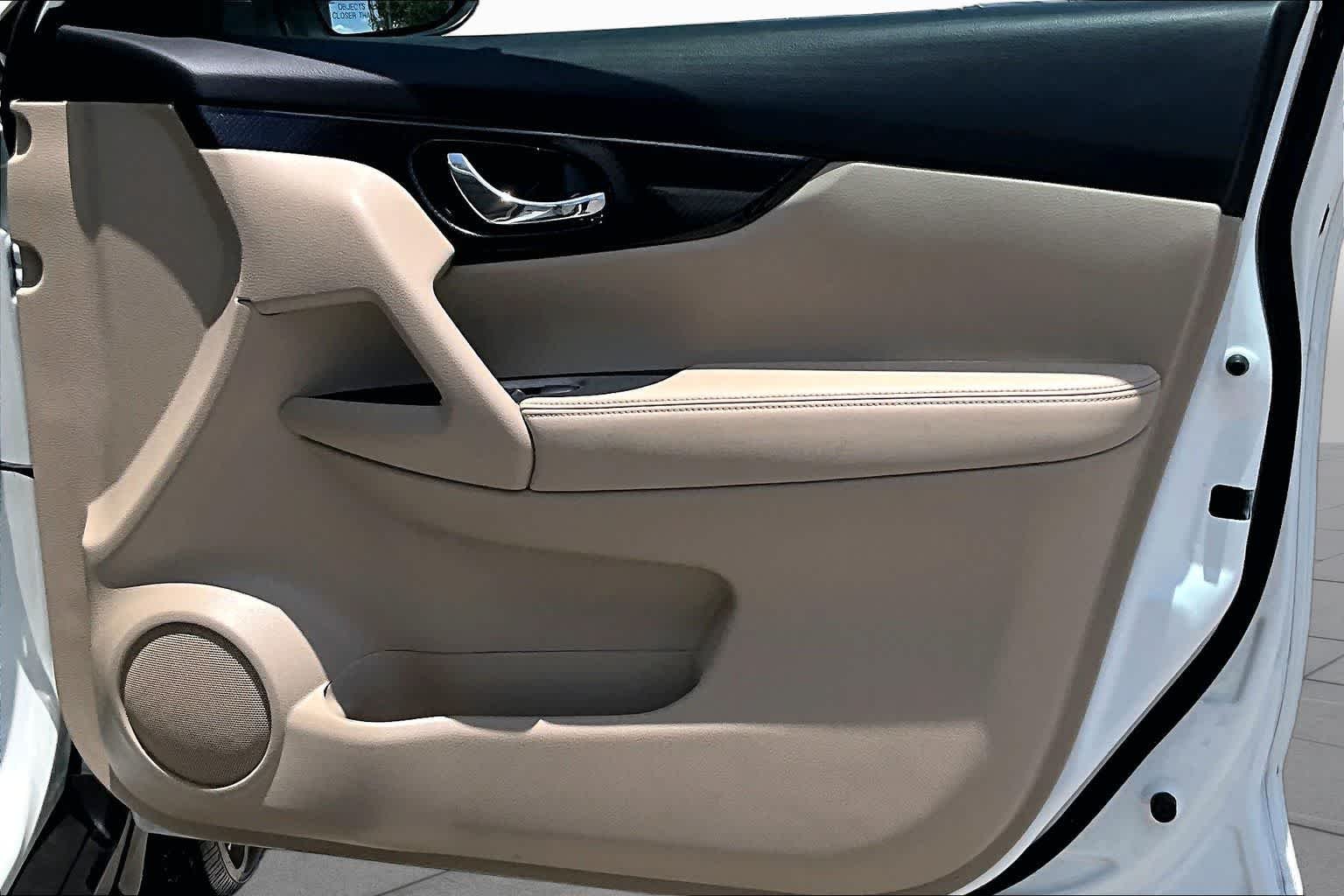 Used 2020 Pearl White Tricoat Nissan SL image 27