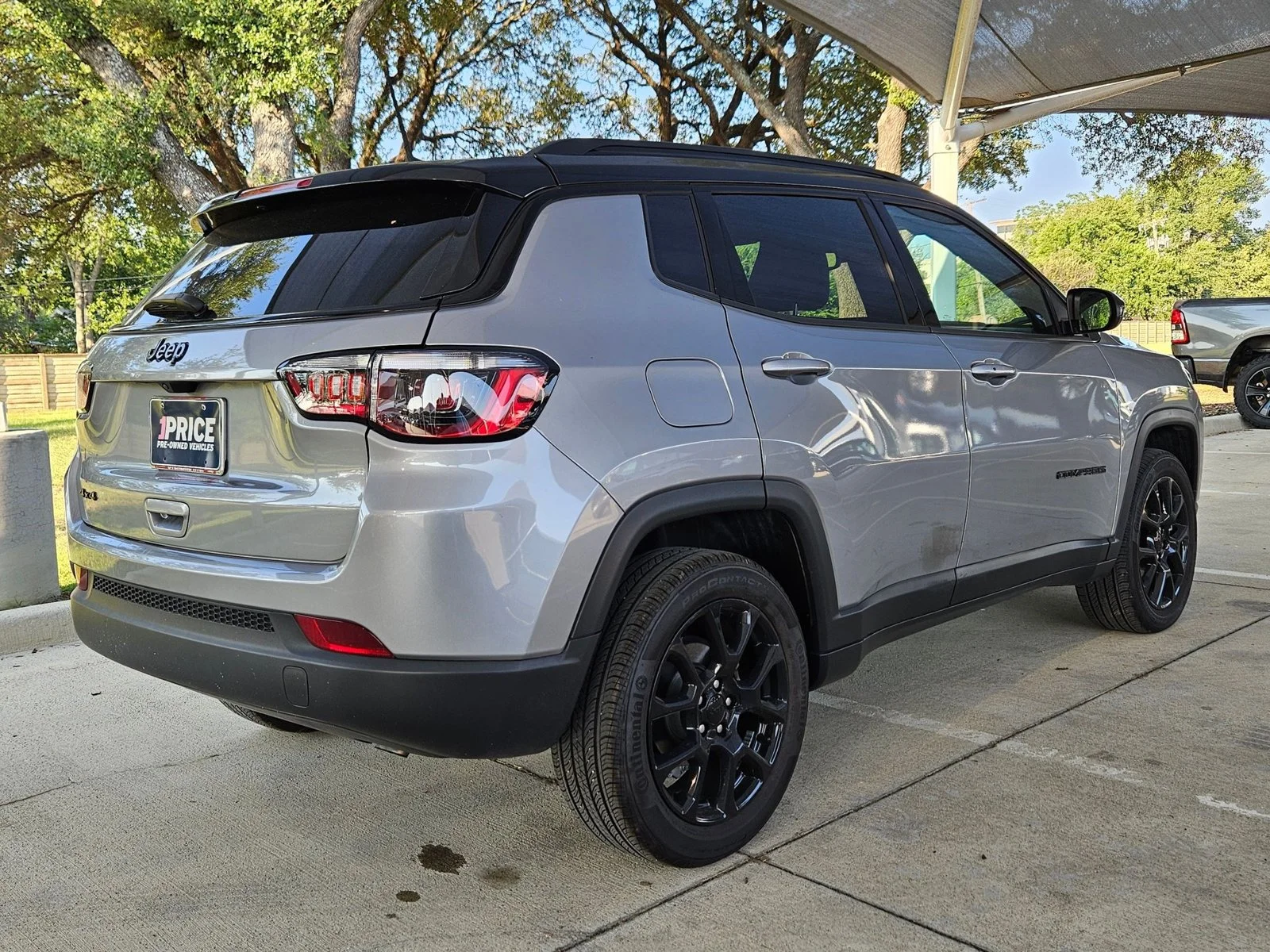 Used 2023 Billet Silver Metallic Clearcoat Jeep Altitude image 5
