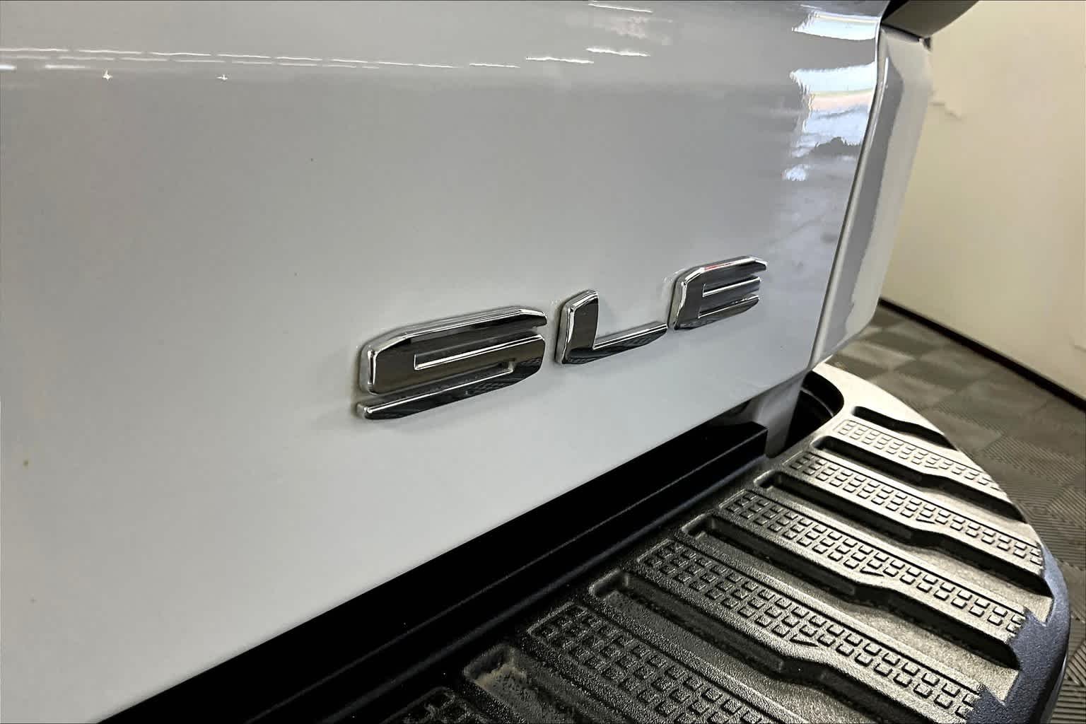Used 2023 Summit White GMC SLE image 10