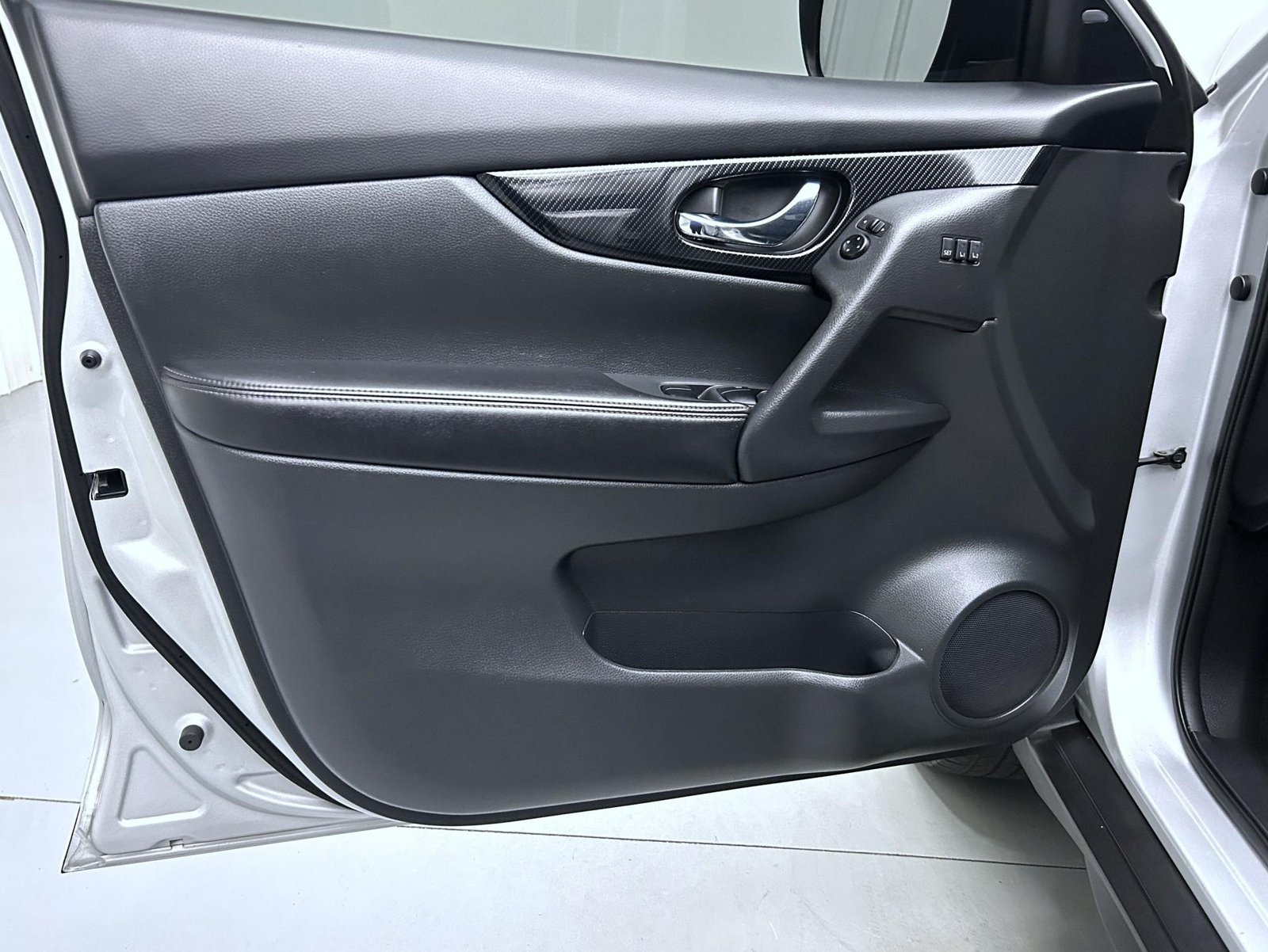 Used 2018 Brilliant Silver Nissan SL image 9