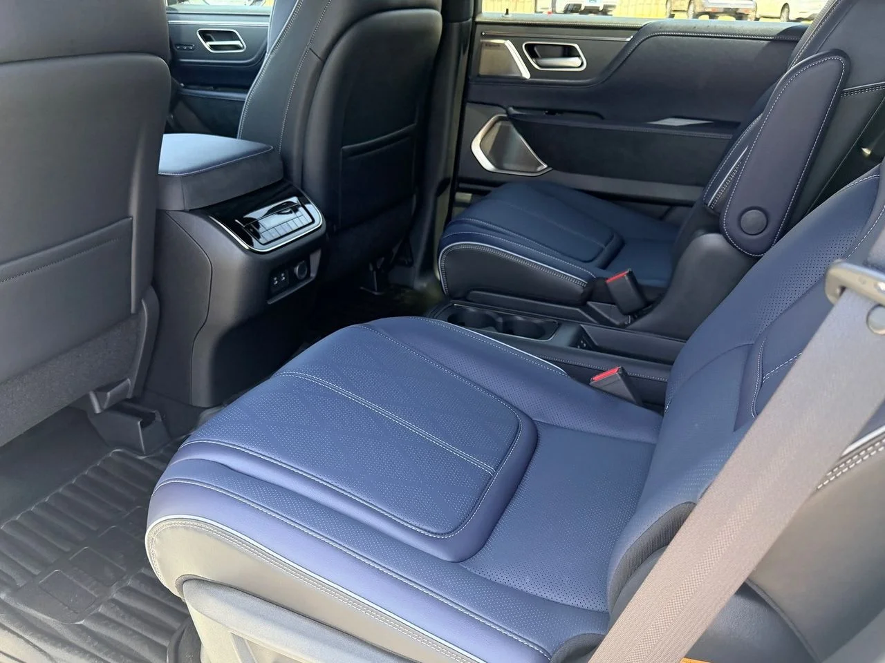 New 2027 2T RADIANT WHIT INFINITI Sport 4WD image 13