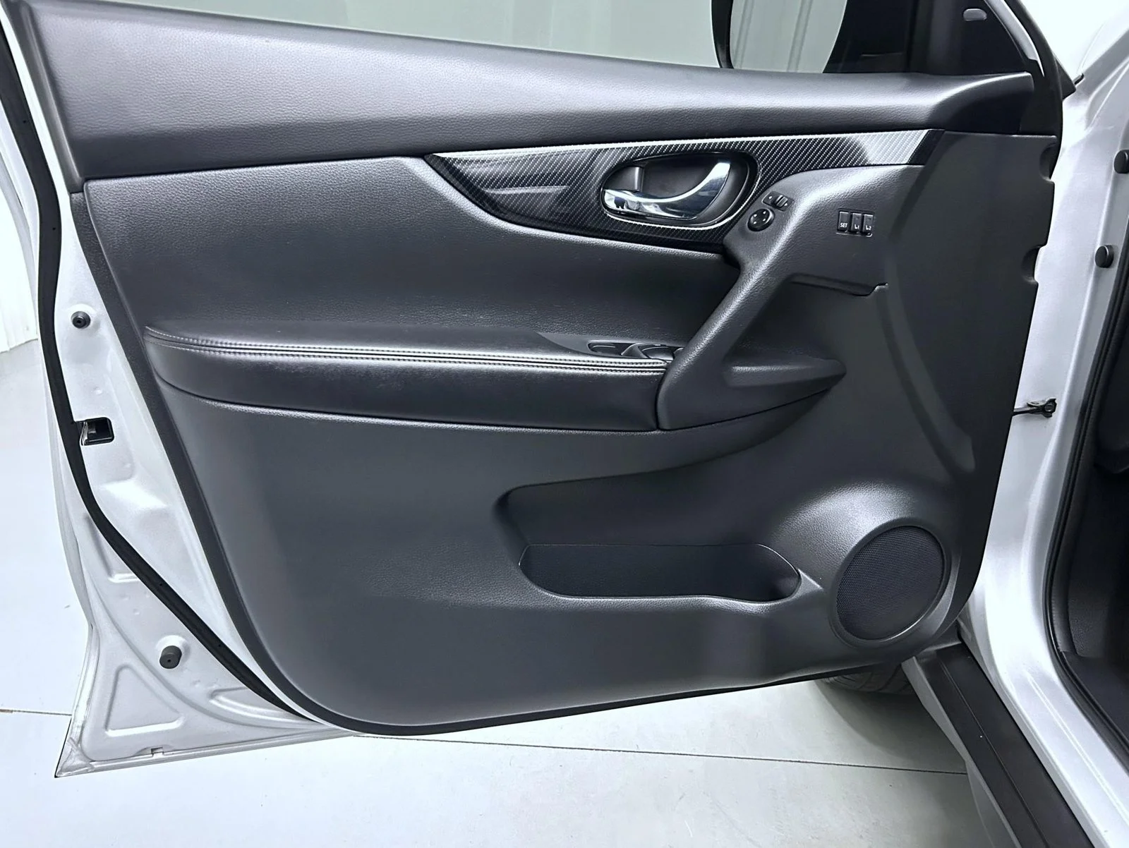 Used 2018 Silver Nissan SL image 9