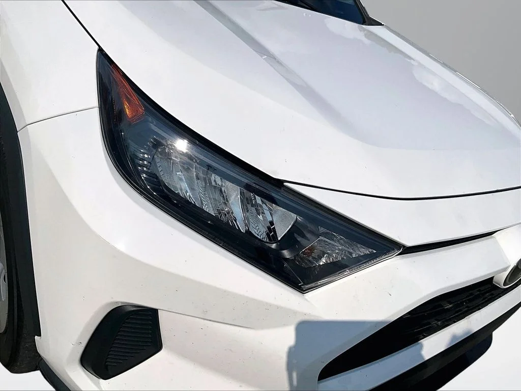 Used 2022 White Toyota LE image 30