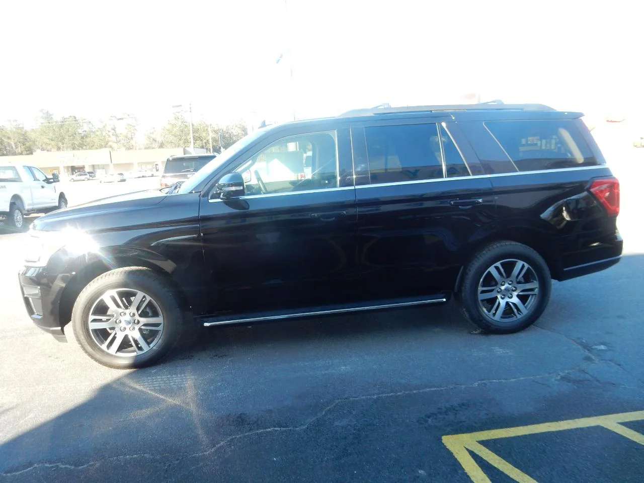 New 2022 Black Ford XLT 4X2 image 5