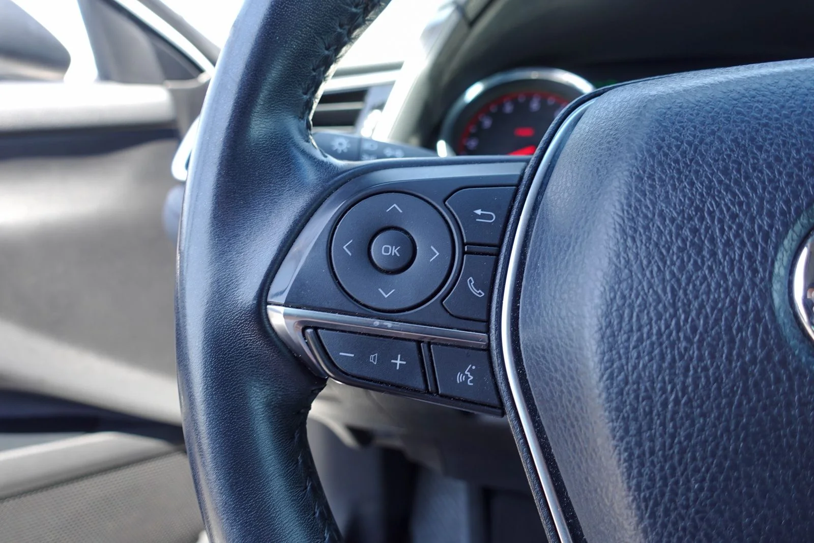 Used 2018 Wind Chill Pearl Toyota XSE image 19