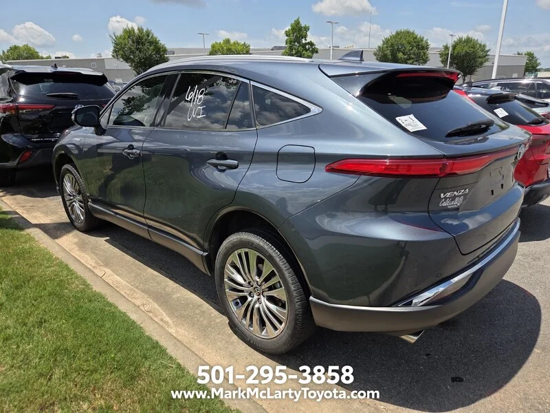 Used 2021 GRAY TOYOTA XLE AWD image 8