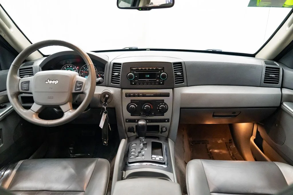 Used 2007 Silver Jeep Laredo image 9