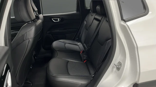 New 2026 Bright White Clearcoat Jeep Latitude image 23