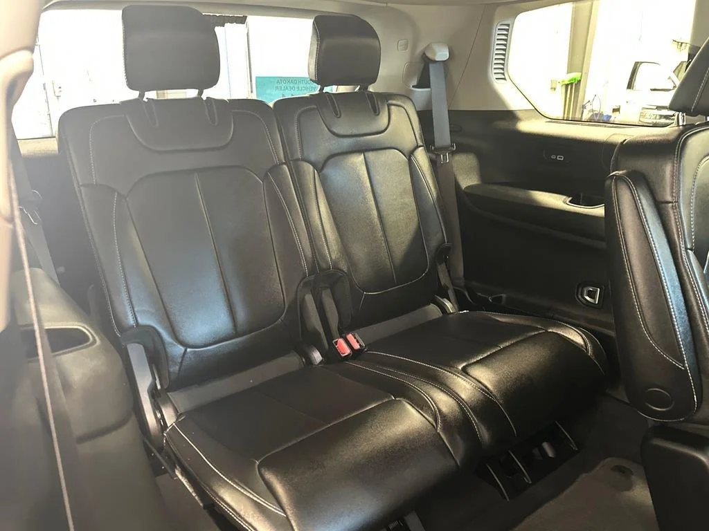 Used 2023 Diamond Black Crystal Pearlcoat Jeep Limited image 30