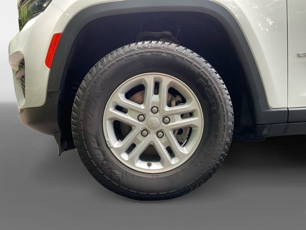 Used 2023 White Jeep Laredo image 10