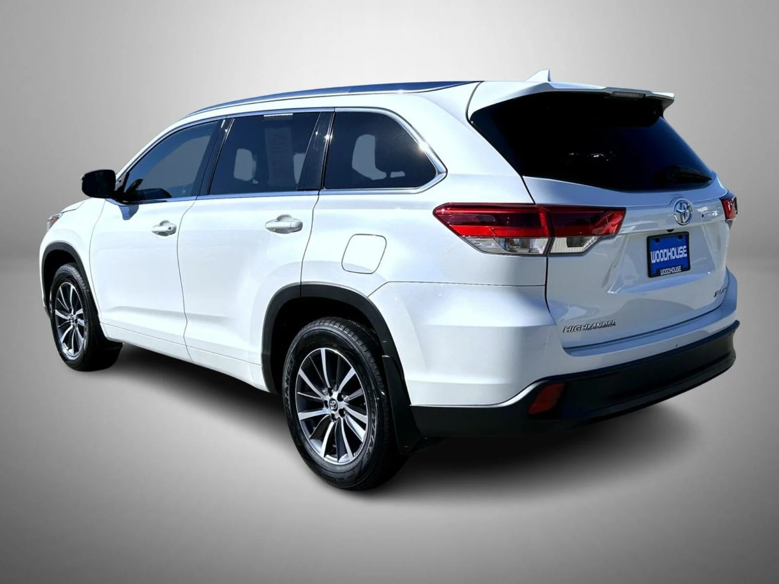 Used 2017 White Toyota XLE image 7