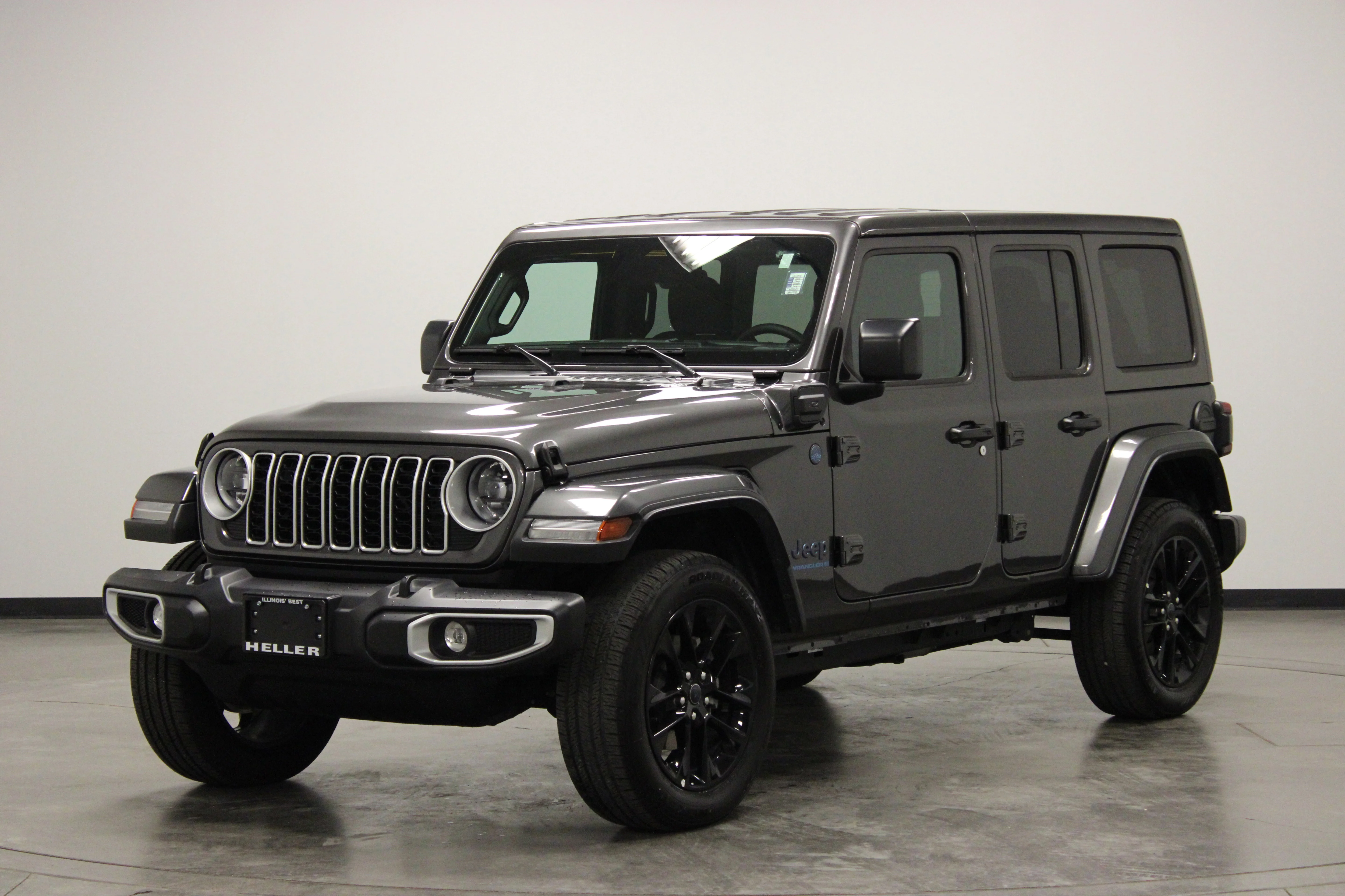 Used 2025 Granite Crystal Metallic Clearcoat Jeep Sahara image 4