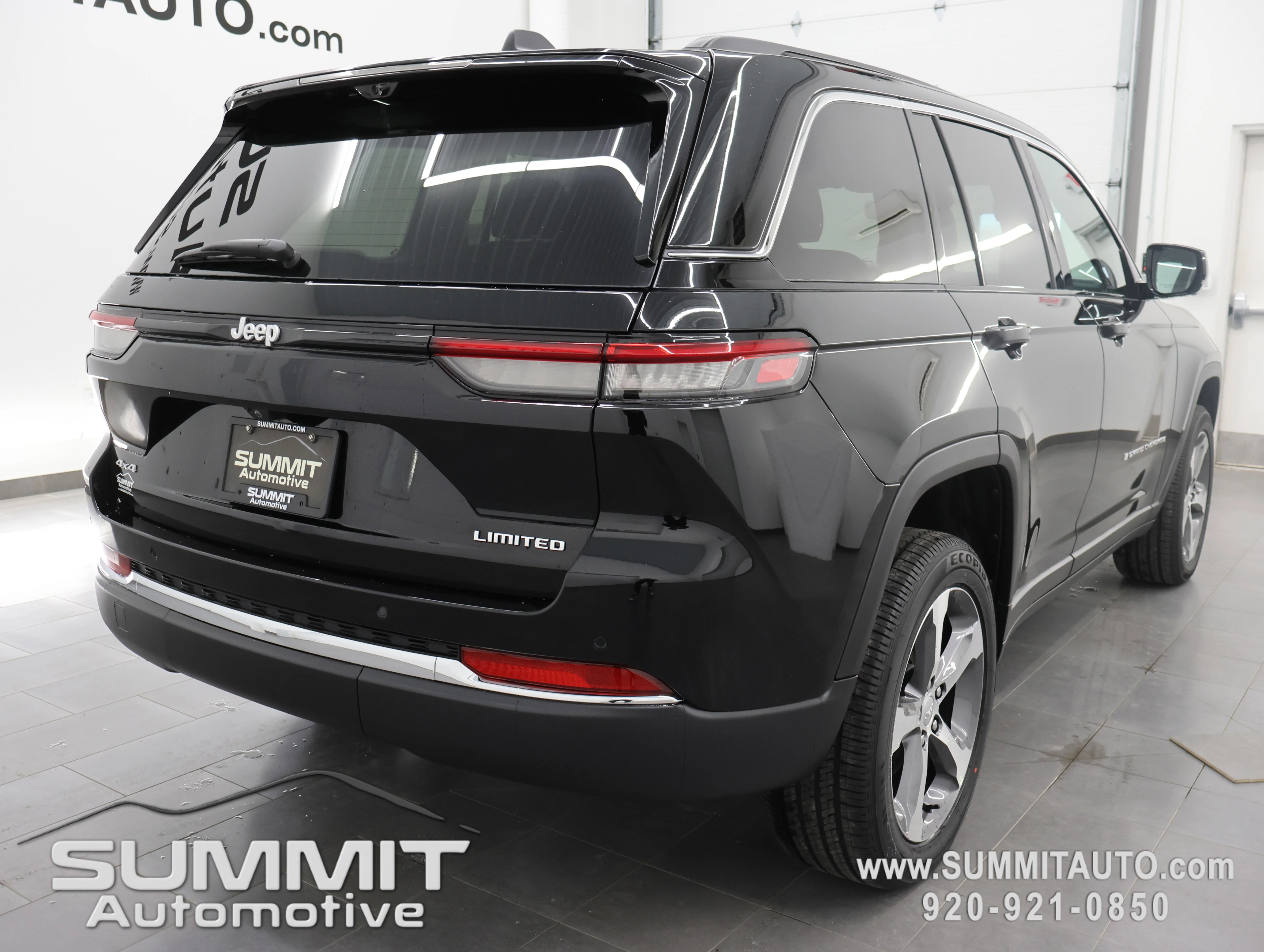 New 2025 Diamond Black Crystal Pearl-Coat Exterior Paint Jeep Limited image 4