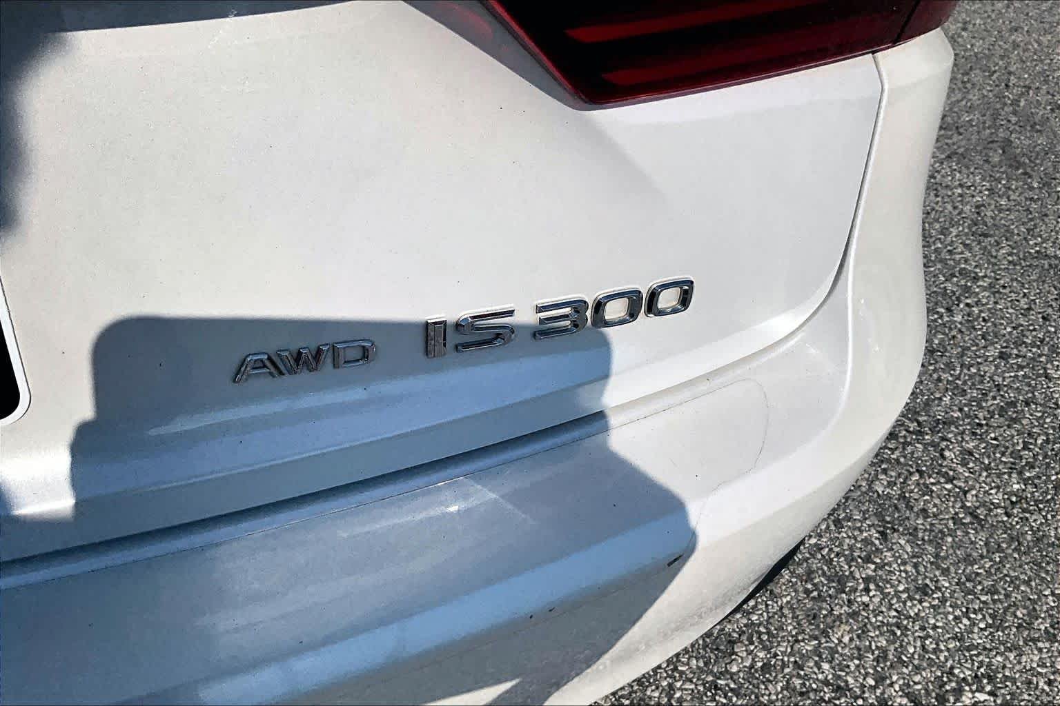 Used 2016 Eminent White Pearl Lexus  image 10