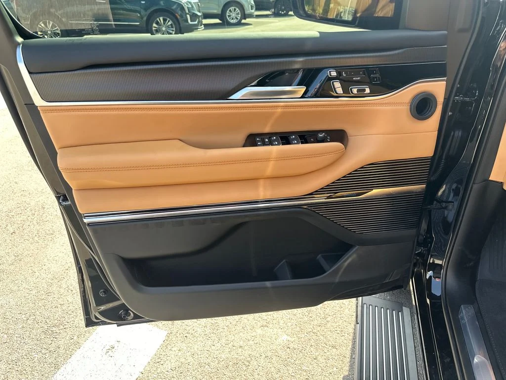 New 2026 High Gloss Black Exterior Paint Jeep Summit Reserve image 15