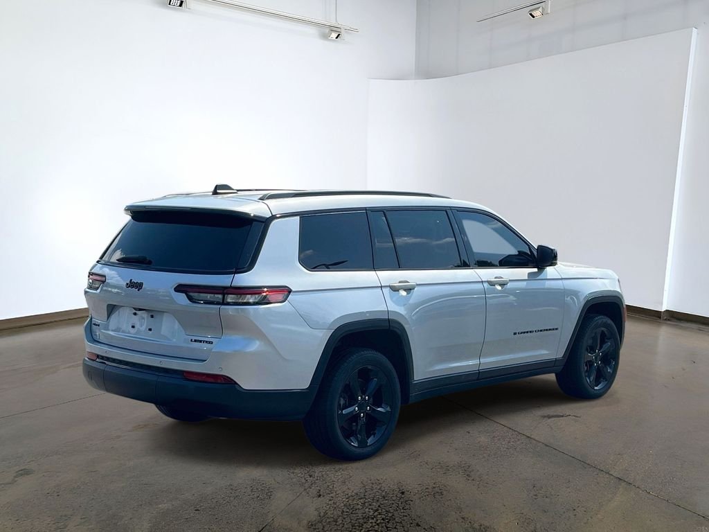 Used 2024 Silver Jeep Limited image 4