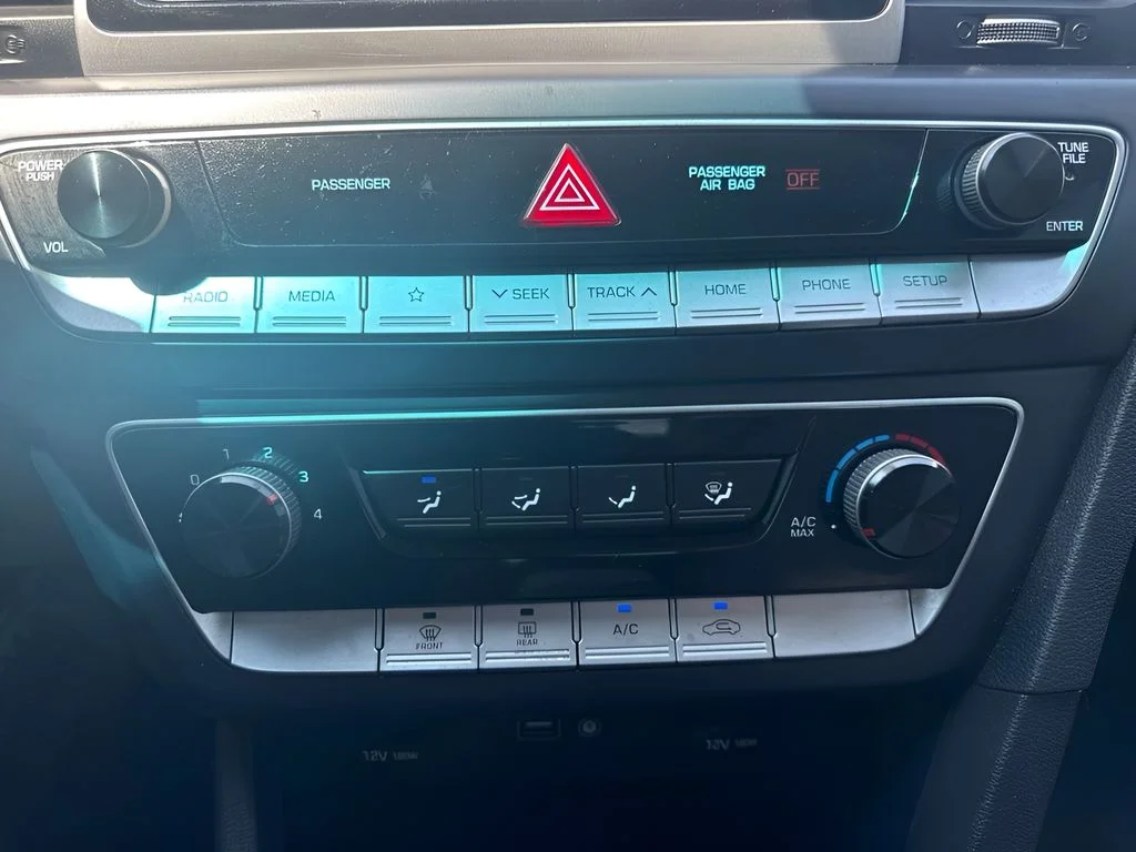 Used 2019 Red Hyundai SE image 14