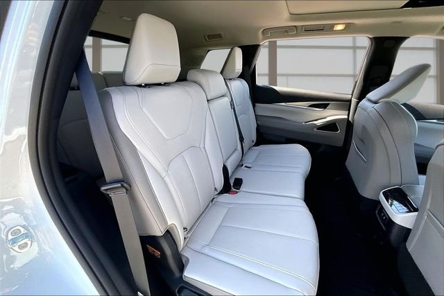New 2027 RADIANT WHITE INFINITI LUXE image 27