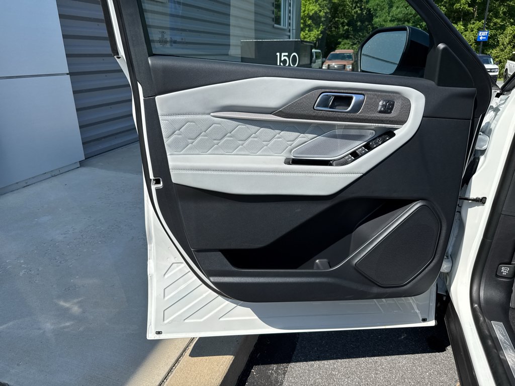 New 2026 Star White Metallic Tri-Coat Ford Platinum image 26