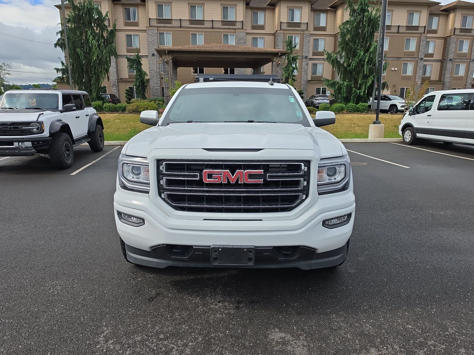 Used 2018 Summit White GMC Base image 2