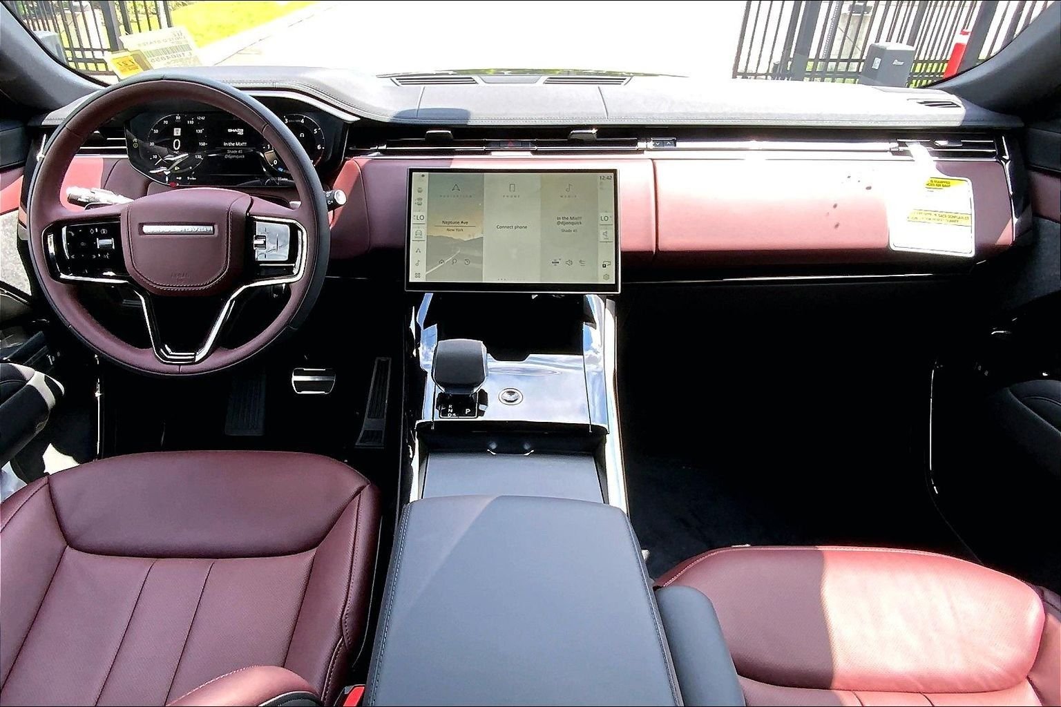 New 2026 Santorini Black Land Rover Dynamic SE image 5