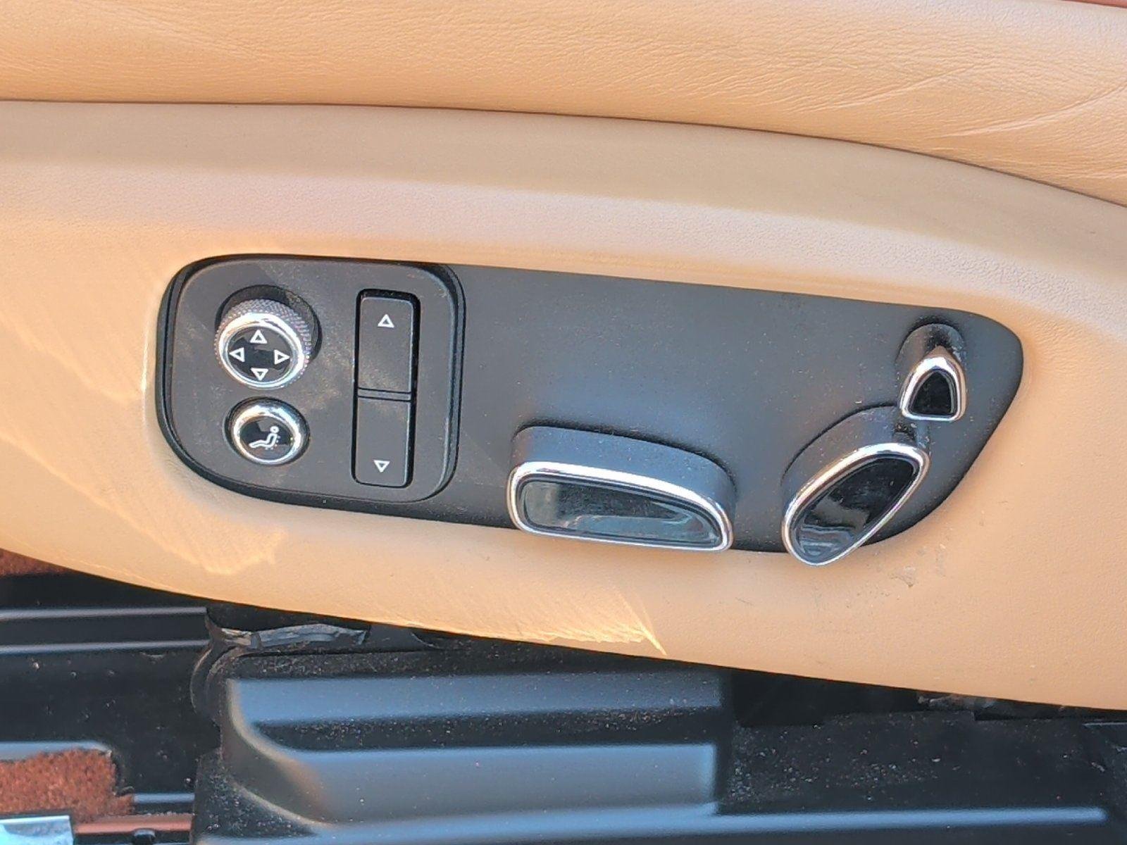 Used 2017 Glacier White Bentley Base image 24