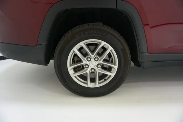 Used 2025 VELVET RED PRLC Jeep Laredo image 6