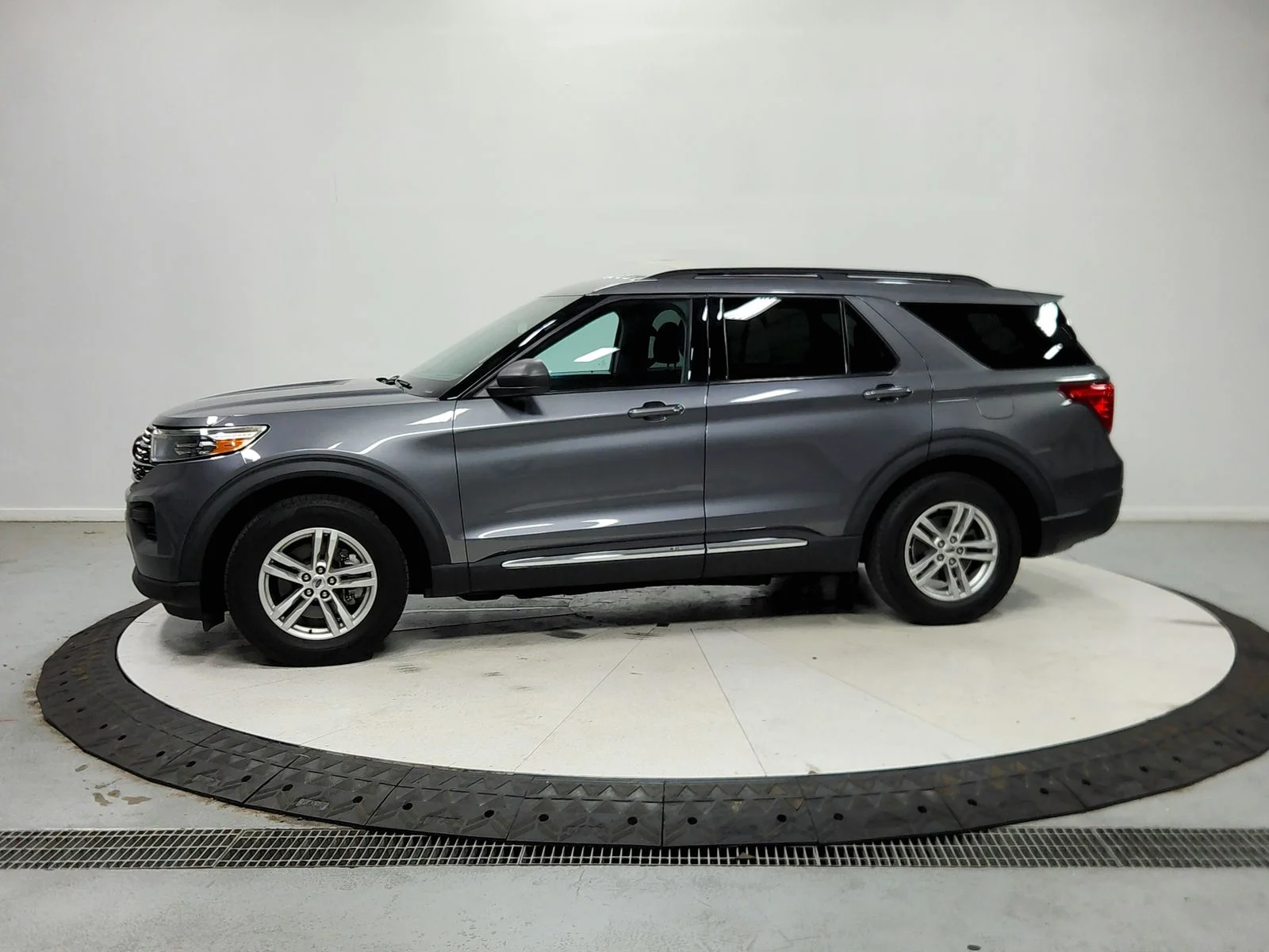 Used 2022 Carbonized Gray Metallic Ford XLT image 4