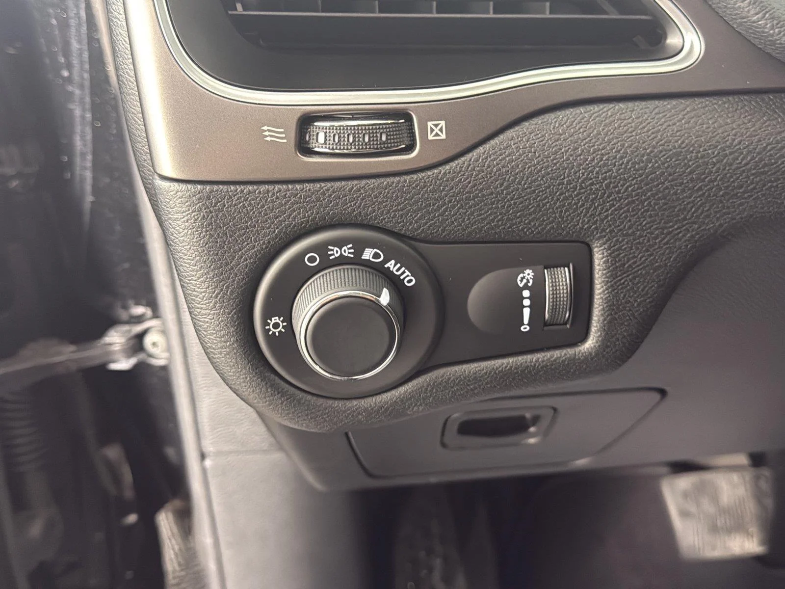 Used 2020 Diamond Black Crystal Pearlcoat Jeep Latitude image 26