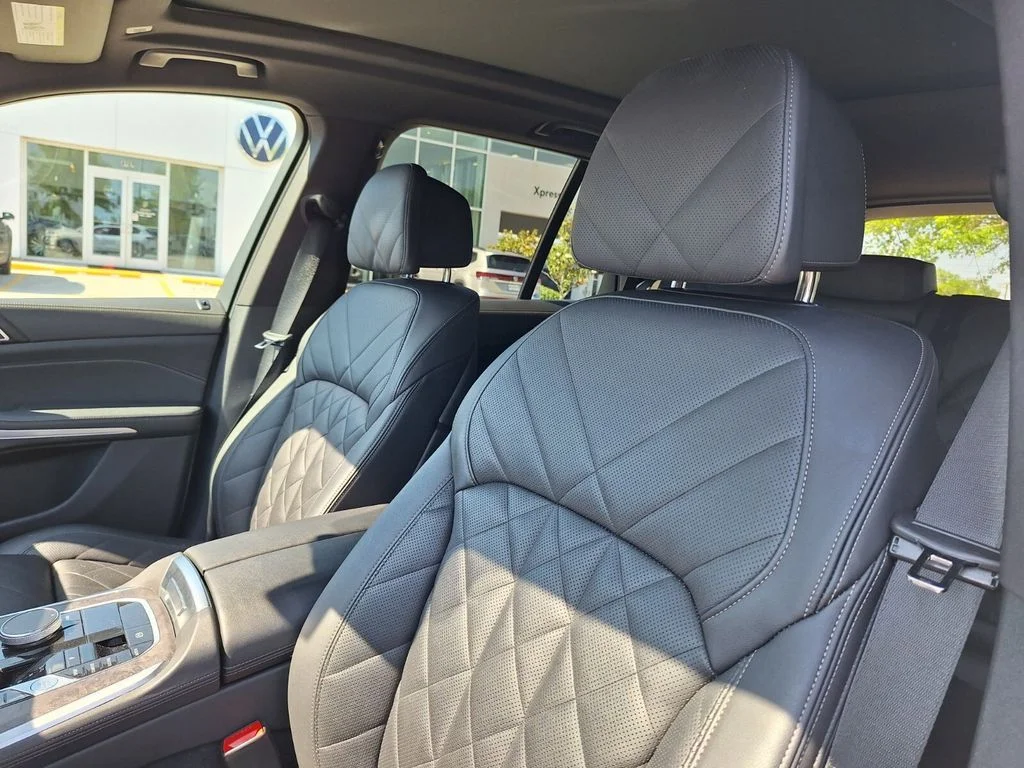 Used 2024 White BMW sDrive40i image 11