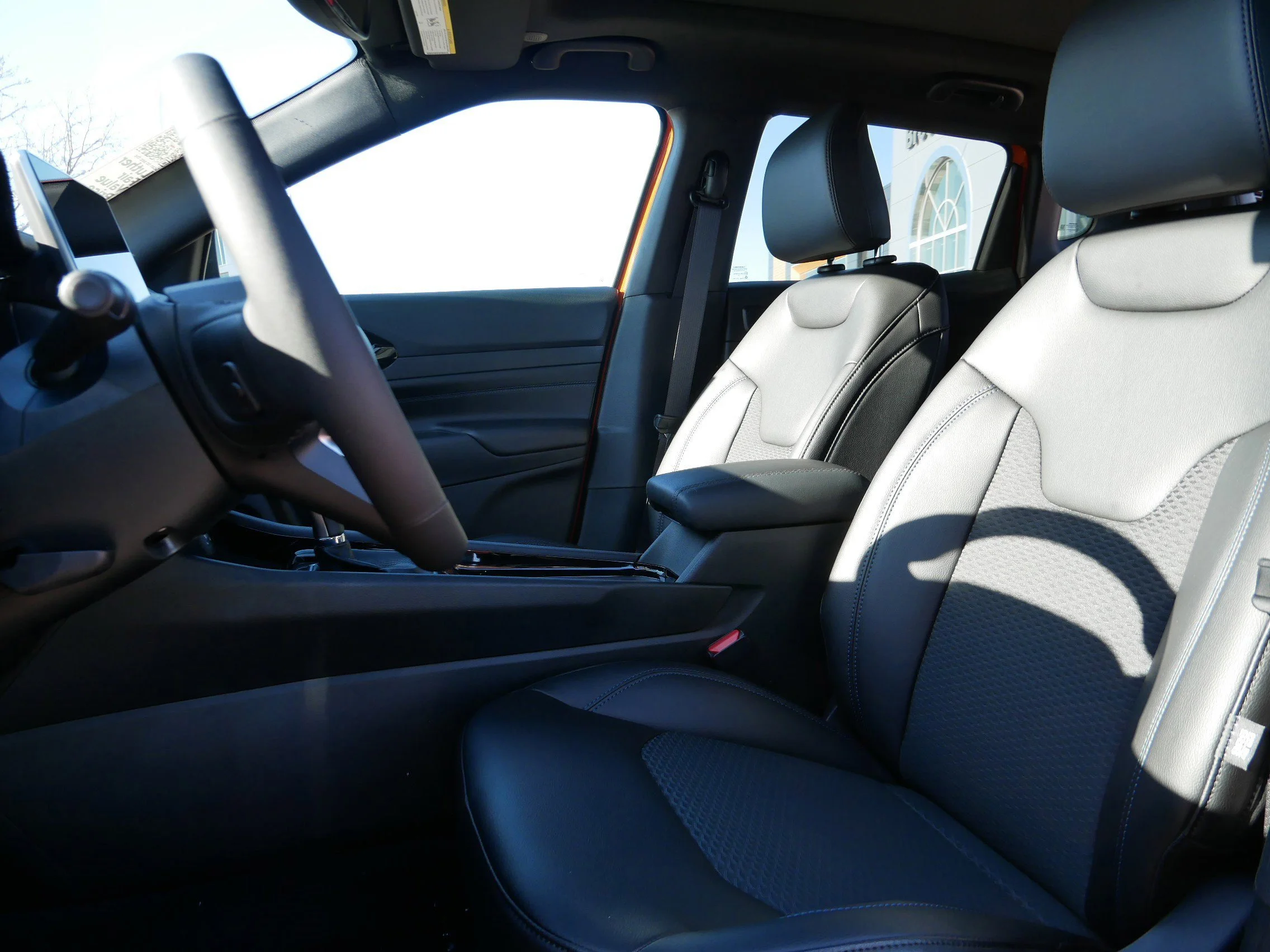 New 2026 Diamond Black Crystal Pearlcoat Jeep Latitude Altitude image 9