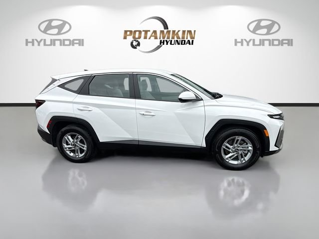 Used 2025 White Hyundai SE image 4