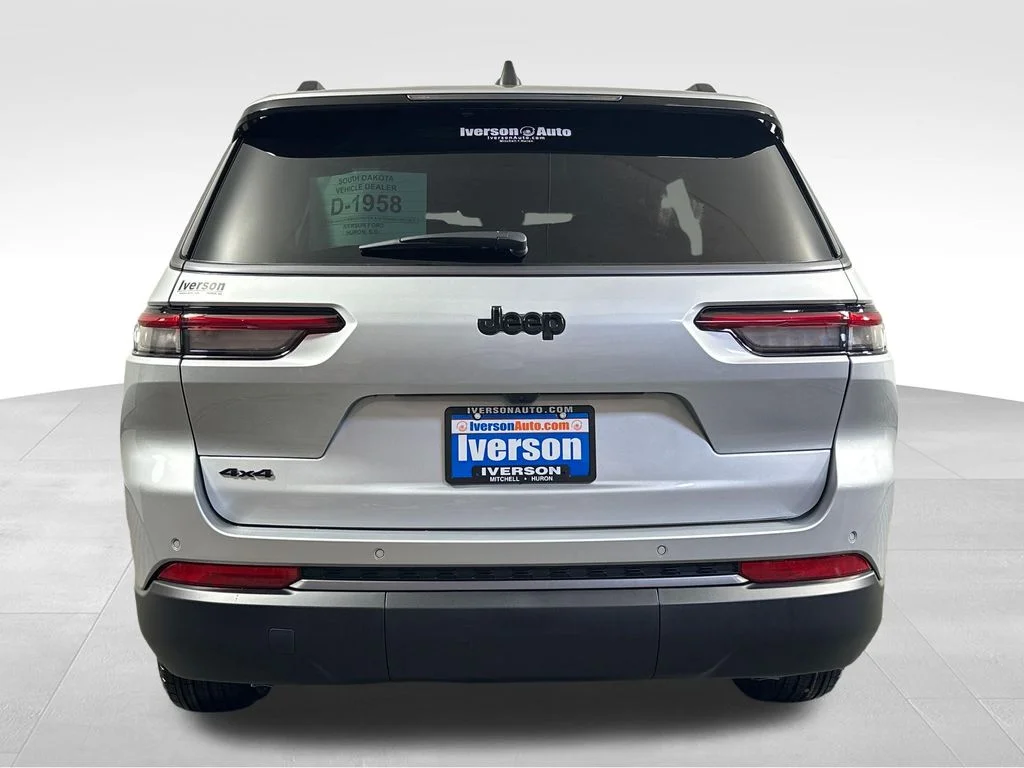 New 2026 Silver Zynith Exterior Paint Jeep Laredo image 9