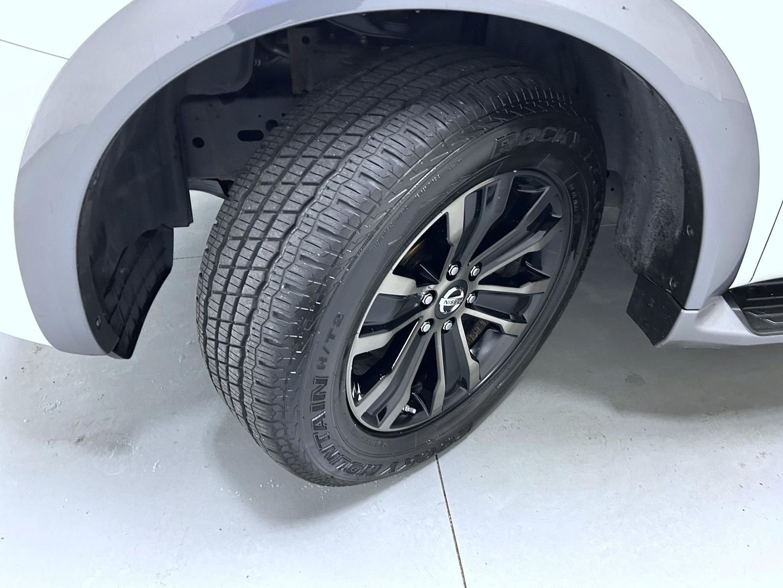 Used 2018 Pearl White Nissan Platinum image 24