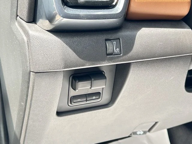 Used 2023 White GMC AT4 image 33
