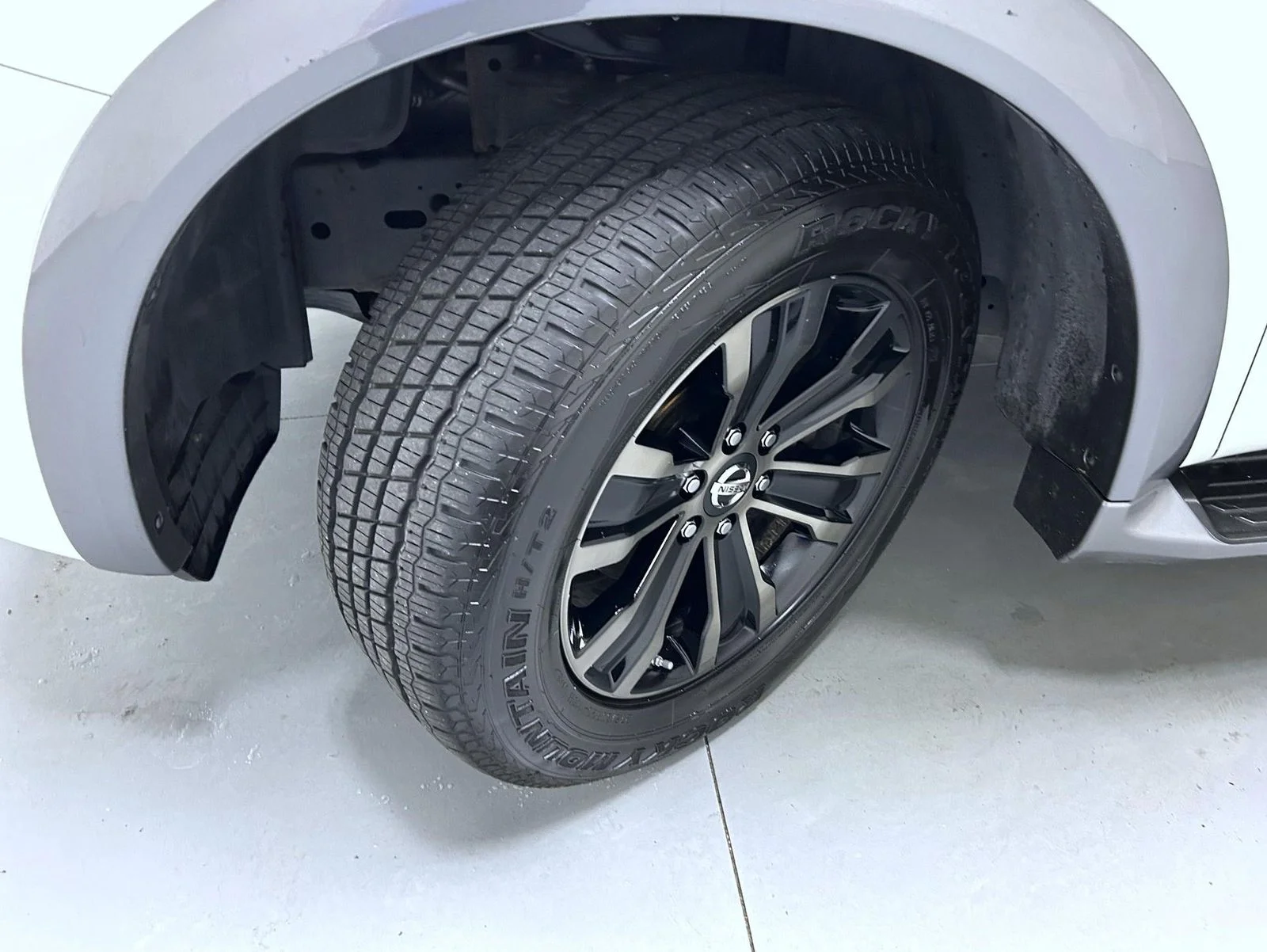 Used 2018 White Nissan Platinum image 24