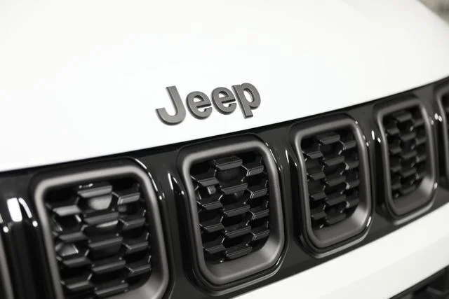 New 2026 Bright White Clear-Coat Exterior Paint Jeep Latitude image 26