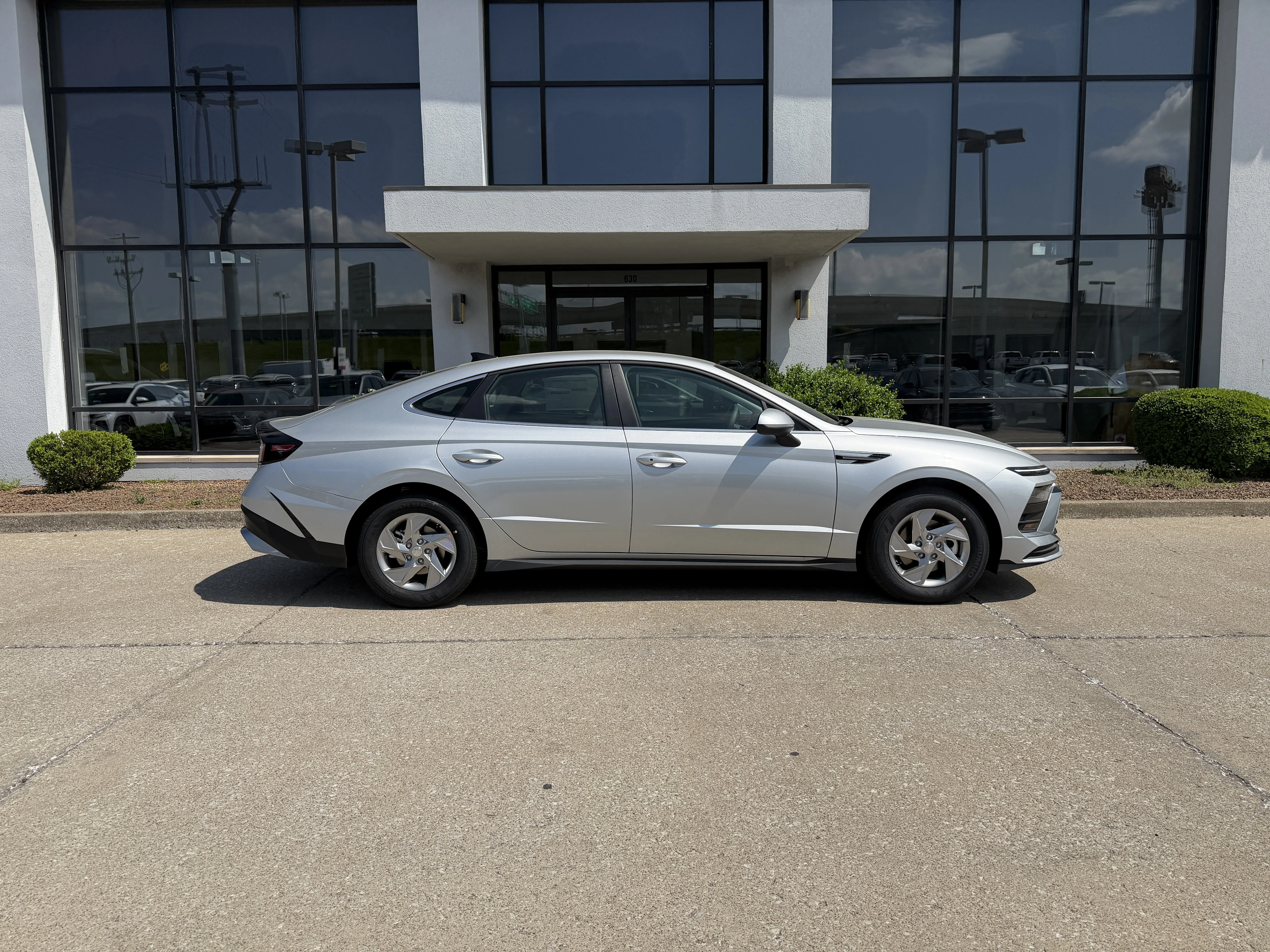 Used 2026 Aero Silver Hyundai SE image 3