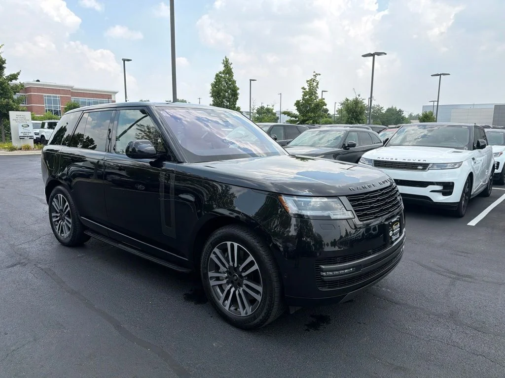 Used 2023  Land Rover SE image 7