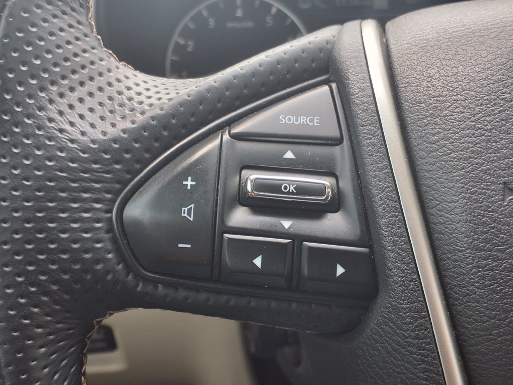 Used 2021 White Nissan Platinum image 21