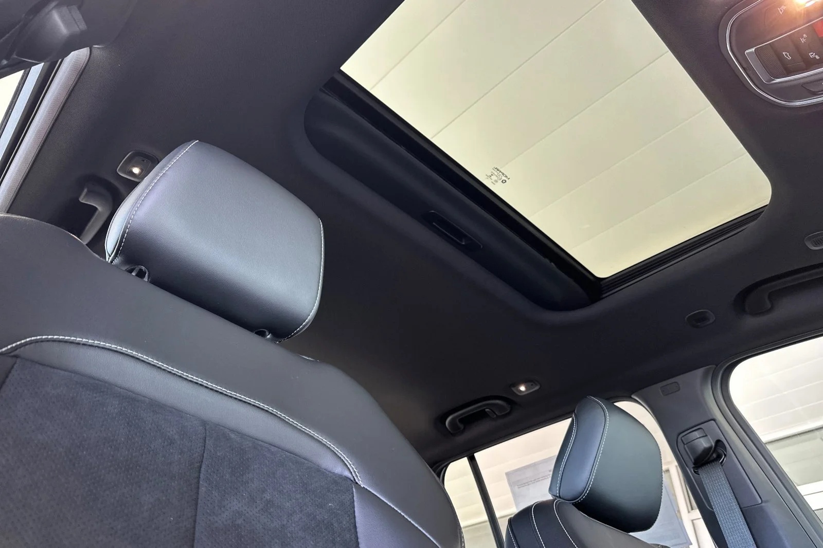 New 2026 Bright White Clear-Coat Exterior Paint Jeep Laredo Altitude image 17
