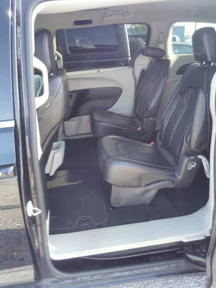2023 Chrysler Pacifica Touring L's photo