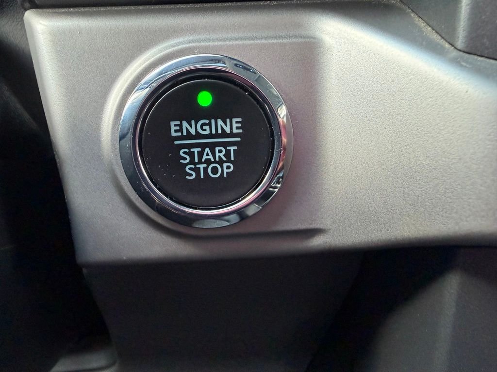 Used 2023 Blue Ford XLT image 19