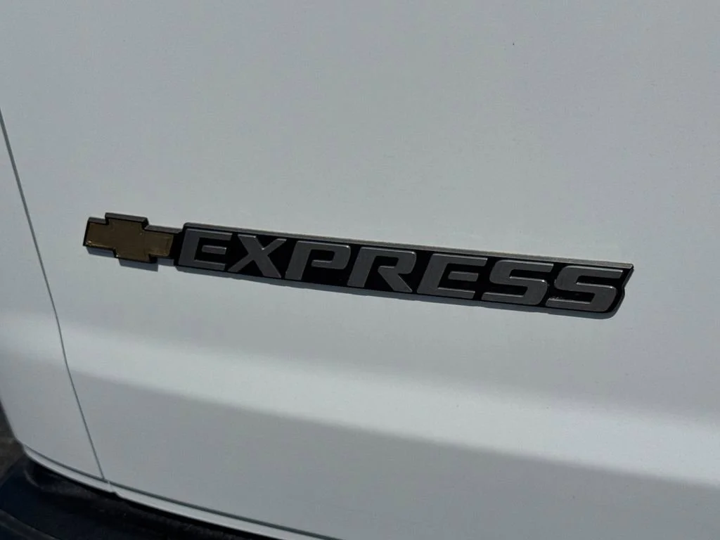 New 2026 Summit White Chevrolet WT image 7
