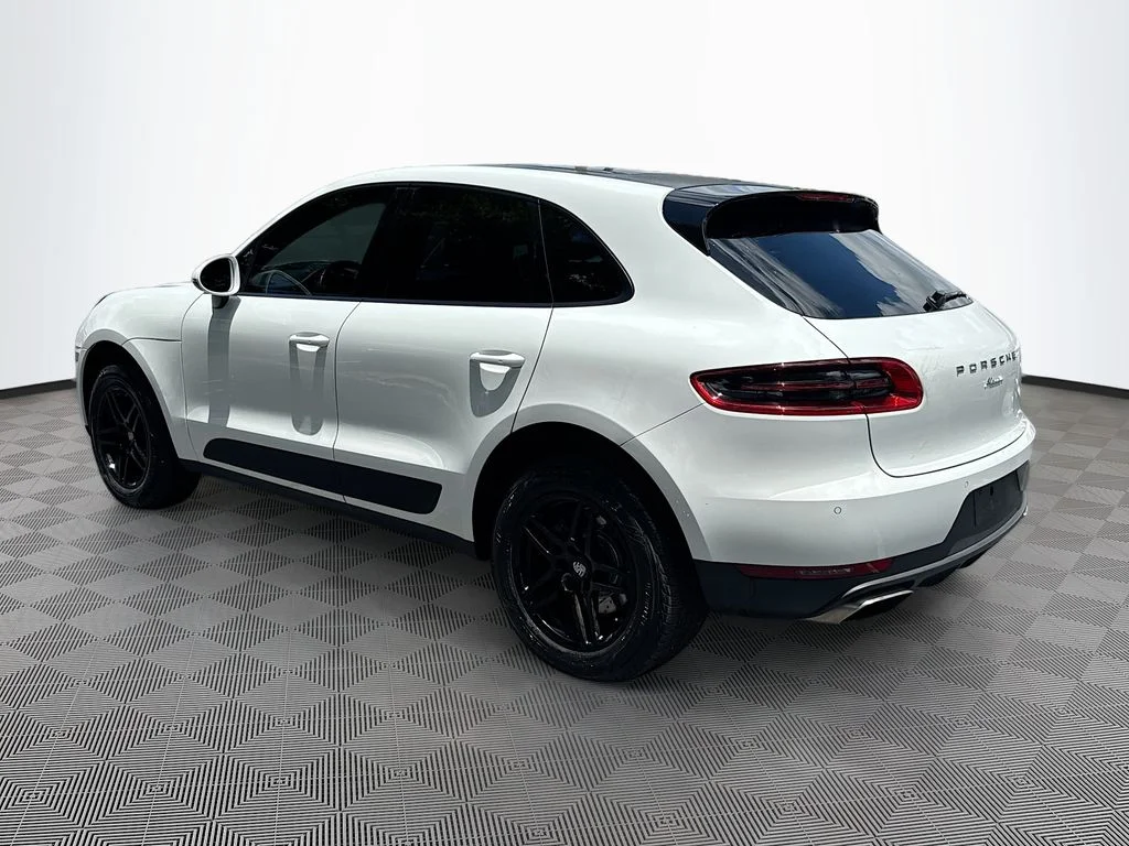 Used 2018  Porsche  image 8