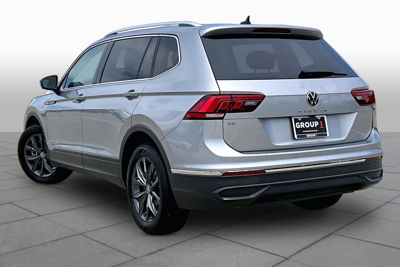 Used 2022 Pyrite Silver Metallic Volkswagen SE image 11