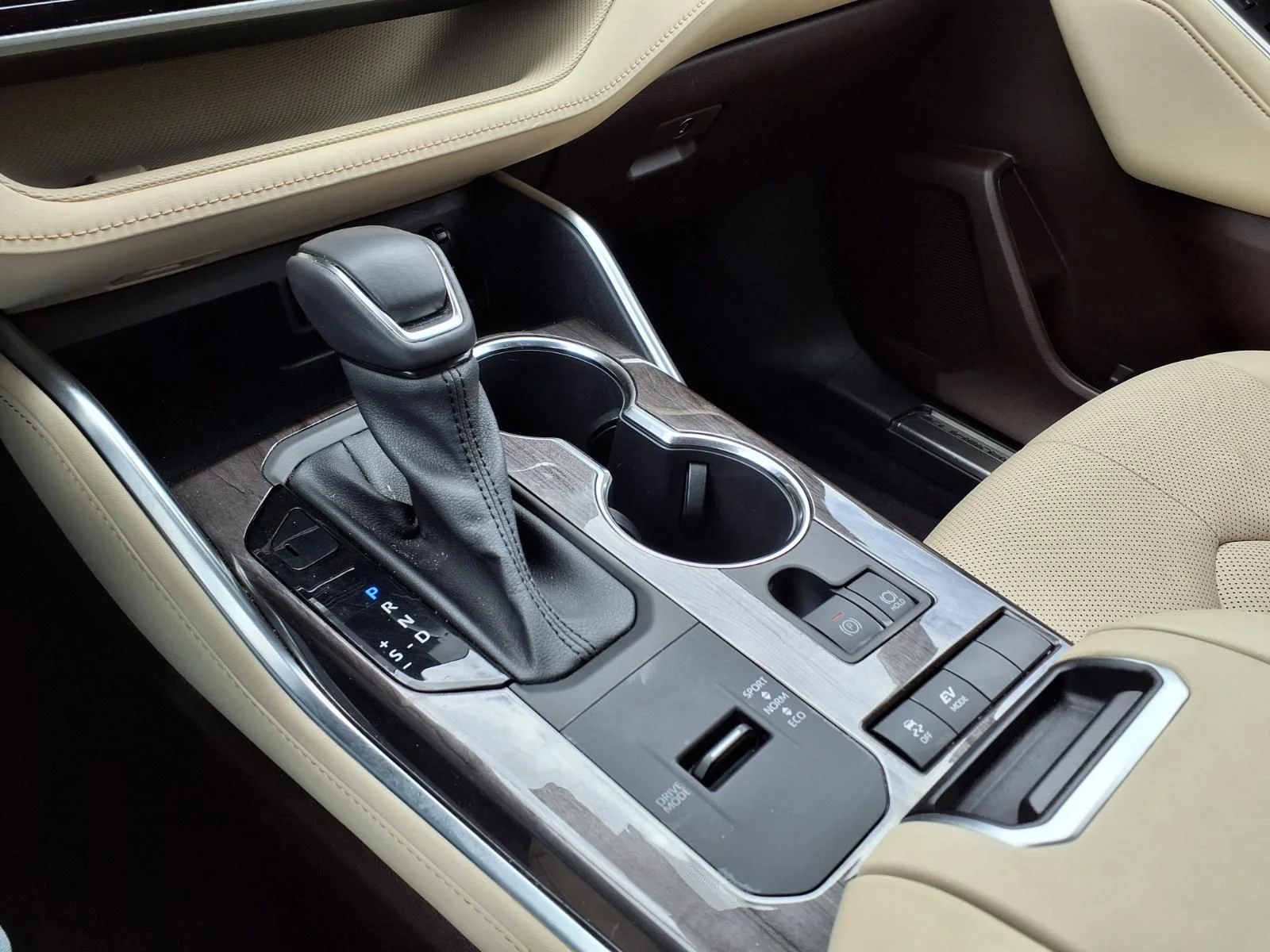 Used 2021 White Toyota Platinum image 26